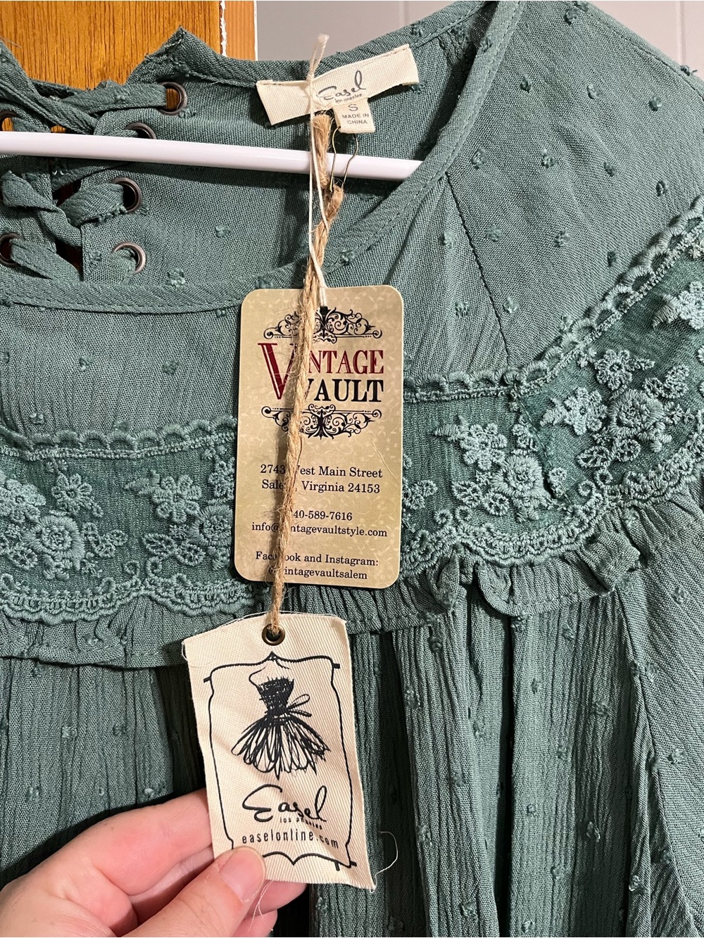 NWT Easel Green Floral Embroidered Lace-up Peasant Blouse Size Small - Picture 6 of 11